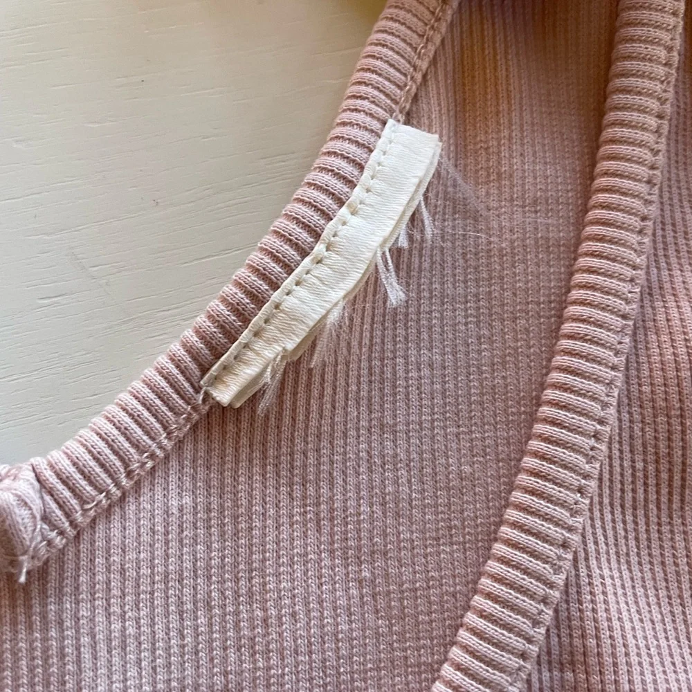 Pink Ribbed Top - Tag ripped out ? Says size S but I think M too. Cute bows 🩷 - Picture 4 of 6